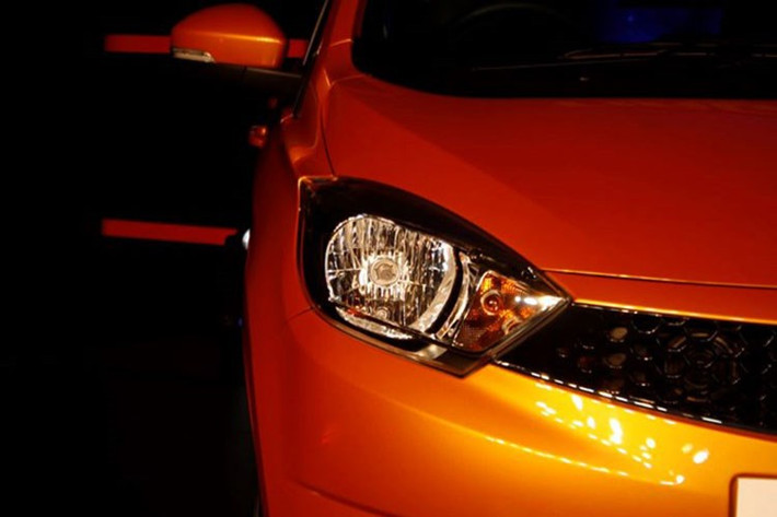 Tata Tiago là mẫu xe gia đình cỡ nhỏ, sở hữu kích thước dài 3.746 mm, rộng 1.647 mm, cao 1.535 mm cùng chiều dài cơ sở 2.400 mm, khoảng sáng gầm xe 170 mm. Xe sở hữu lưới tản nhiệt dạng tổ ong, thân xe với những đường vuốt cong mang nhiều nét tương đồng với mẫu xe Daewoo Matiz từng xuất hiện tại Việt Nam.