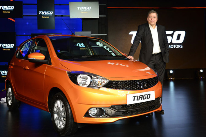 Tata Tiago có giá 320.000 rupee tương đương khoảng 4.800 USD (khoảng hơn 100 triệu đồng), chỉ ngang hoặc thậm chí rẻ hơn một chiếc Honda SH150i nhập khẩu tại Việt Nam. Tại thị trường Ấn Độ, khách hàng có 5 tùy chọn phiên bản khác nhau cùng 6 màu sơn ngoại thất.