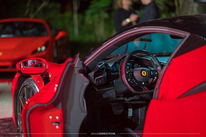 Bên trong khoang lái SF90 Stradale, người lái được chào đón bằng không gian nội thất mang phong cách tương lai. Lấy cảm hứng thiết kế từ khoang lái của máy bay, nội thất bên trong Ferrari SF90 Stradale đi kèm bảng đồng hồ kỹ thuật số 16 inch khổng lồ. Trong đó, đồng hồ đo vòng tua máy được đặt nằm giữa, hai bên là màn hình định vị và thông tin giải trí.
