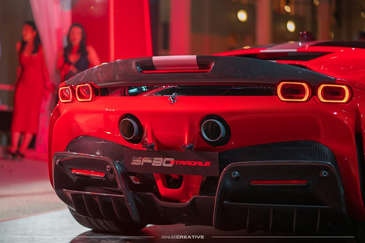 Sức mạnh của động cơ plug-in hybrid đã cho phép siêu phẩm Ferrari SF90 Stradale có thể tăng tốc từ vị trí xuất phát lên 100 km/h trong thời gian 2,5 giây, thêm 4,2 giây để tăng tốc lên 200 km/h trước khi đạt vận tốc tối đa 340 km/h. Ngoài ra, Ferrari SF90 Stradale có thể hoàn thành quãng đường 25 km chỉ bằng mô-tơ điện trên cầu trước.