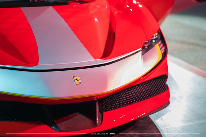 Ferrari SF90 Stradale được trang bị động cơ xăng V8, tăng áp, dung tích 4.0 lít, sản sinh công suất tối đa 769 mã lực và mô-men xoắn cực đại 800 Nm. Động cơ này kết hợp với hệ thống hybrid bao gồm 3 mô-tơ điện. Trong đó, 1 mô-tơ điện nằm kẹp giữa động cơ V8 và hộp số tự động ly hợp kép 8 cấp mới. 2 mô-tơ điện còn lại được đặt trên cầu trước của Ferrari SF90 Stradale.