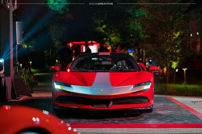 Về ngoại hình, siêu xe Ferrari SF90 Stradale khiến người đối diện bị "thôi miên" với cụm đèn pha LED Matrix, kính chắn gió uốn cong hơn, cột A thanh mảnh, thanh ba-bô-lê khí động học bên sườn và hốc hút gió nằm cao. Phía đuôi xe cá tính đi kèm 2 ống xả đặt cao và cụm đèn hậu gợi liên tưởng đến Chevrolet Camaro.