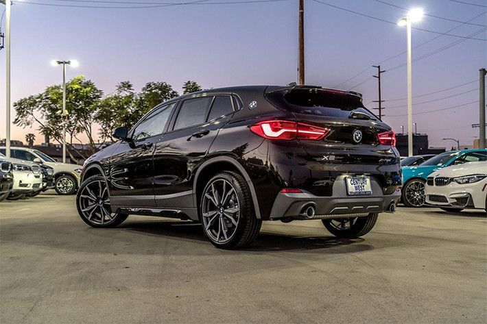 BMW X2 xDrive28i mới có khả năng tăng tốc từ 0 - 96km/h trong thời gian 6,3 giây. Những chiếc xe BMW X2 2018 đã bắt đầu xuất hiện tại các đại lý ở Mỹ nơi mà nó sẽ có giá bán dưới 40.000 USD (tương đương 908 triệu đồng). Đây là mẫu SUV đô thị mới trong gia đình X-Series của hãng xe ôtô BMW.