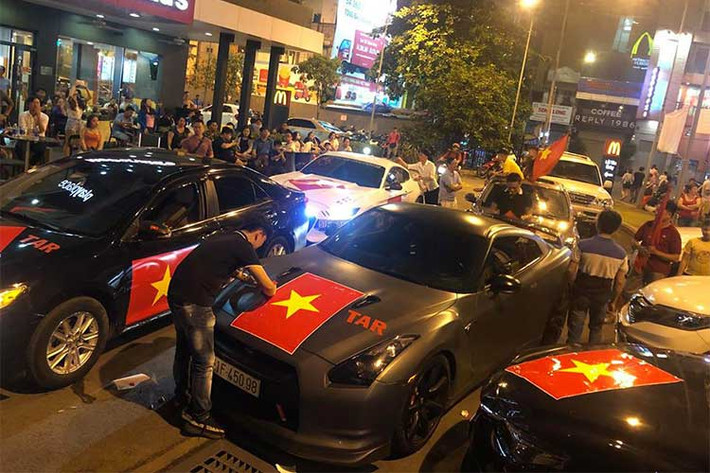 Đoàn xế "khủng" trang trí cờ hoa khá đầy đủ xuất hiện trên đường Điện Biên Phủ, quận Bình Thạnh, TP HCM, trước khi hoà cùng dòng người đông như kiến để reo hò ăn mừng chiến thắng lịch sử.
