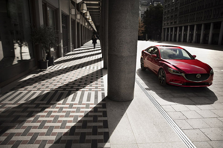 Sau khi ra mắt tại Los Angeles Auto Show 2017, mẫu xe sedan Mazda 6 2018 sẽ chính thức có mặt tại các showroom Mỹ vào mùa xuân năm sau. Giá bán của xe dự đoán sẽ trên 21.945 USD (khoảng 498 triệu đồng).