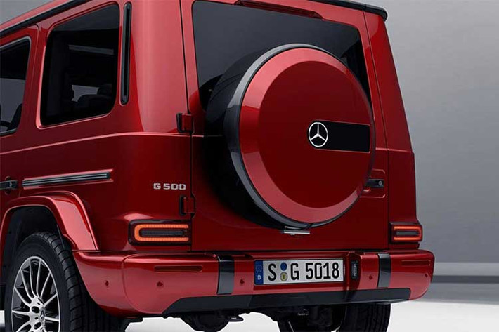 Bộ vành đa chấu kích thước 20 inch và nhiều chi tiết thân xe cũng xuất hiện cùng các chi tiết màu tối khác để tạo sự liên kết cho tổng thể.