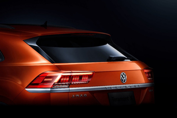Những điểm nhấn còn lại trong thiết kế ngoại thất của Volkswagen Teramont X 2019 bao gồm khe gió sau hốc bánh trước, thanh ba-bô-lê bên sườn sơn màu, cột sau thể thao hơn, bộ vành hợp kim 21 inch bóng bẩy và cánh gió mui mới. Cuối cùng là thanh mạ crôm kéo dài từ cửa cốp sau sang hai bên, cản sau thể thao hơn và 2 đầu ống xả hình thang khá lớn.
