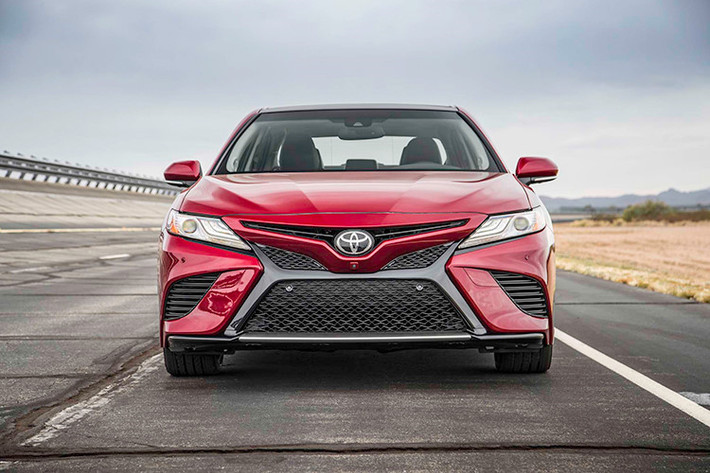 Điều đầu tiên cần nói đến của Toyota Camry 2019 chính là thiết kế ngoại thất. Xe mang thiết kế thể thao hơn hẳn trước đây, nhờ lấy cảm hứng từ ngôn ngữ thiết kế ôtô Nhật Bản “Keen Look”. Giờ đây trông chiếc Camry đã tiệm cận đến đẳng cấp của những mẫu xe Lexus sang trọng, nhưng cũng rất trẻ trung phù hợp cho nhiều đối tượng khách hàng.