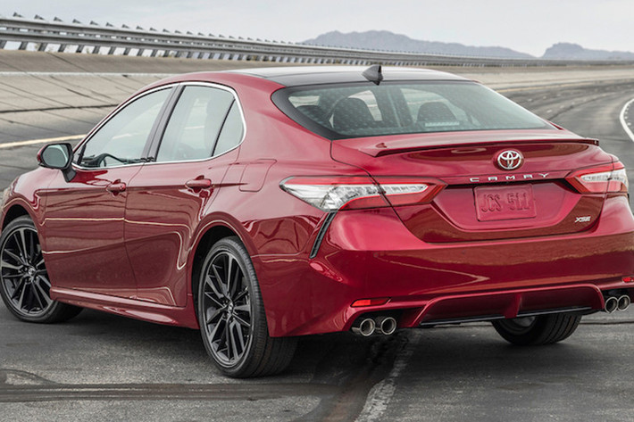 Về trang thiết bị ngoại thất, dự tính hãng xe Nhật Bản sẽ trang bị cho Toyota Camry mới những công nghệ tiện ích hiện đại như cụm đèn pha LED thông minh Auto High Beam (AHB) và đèn sương mù và đèn hậu được làm dạng LED, ăng-ten vây cá mập, bánh xe hợp kim 19 inch...