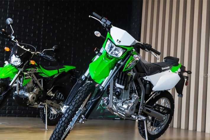 KLX250 phiên bản 2018 hiện đang được các đại lý chính hãng Kawasaki tại Việt Nam bán ra với mức giá 121 triệu đồng, phiên bản xanh Camo giá 126 triệu đồng. Đây là một mức giá khá tốt cho một mẫu "cào cào" chính ngạch và được hưởng chế độ bảo hành, bảo dưỡng đầy đủ.