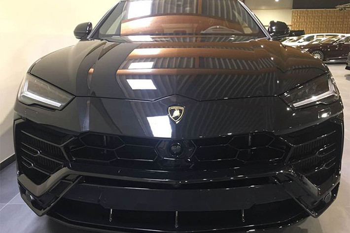 Mới đây, một công ty nhập khẩu tư nhân tại Campuchia vừa đưa về nước chiếc siêu SUV Lamborghini Urus đầu tiên tại càng làm giới nhà giàu Việt "phát thèm". Chưa dừng lại đó, trong thời gian tới, dự kiến có ít nhất 3 chiếc Lamborghini Urus tiền tỷ khác sẽ cập bến Campuchia.