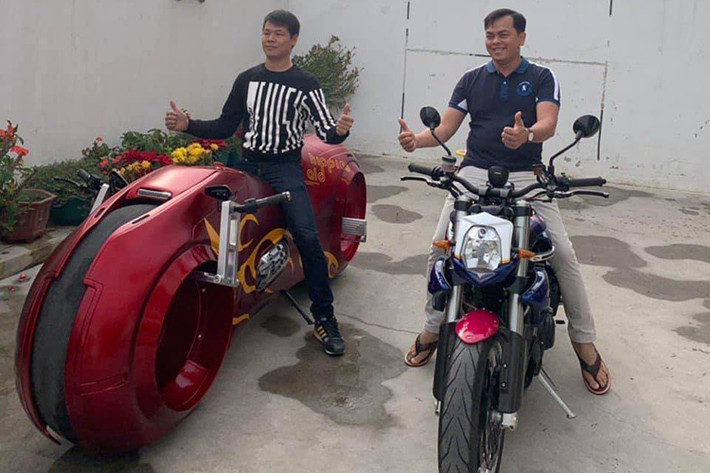 Theo vị đại gia đeo nhiều vàng nhất Việt Nam này chia sẻ trên mạng xã hội, hiện trên thế giới có tất cả khoang 5 chiếc xe nhưng giờ anh đã đặt mua 2 chiếc gồm: một chiếc từ Pháp và một chiếc từ Trung Quốc.