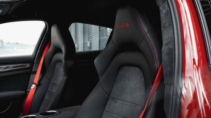 Một điểm đáng chú ý khác là lần đầu tiên Porsche cho phép trang bị trên Panamera GTS và Panamera GTS Sport Turismo 2019 tính năng hiển thị thông tin kính lái HUD với nhiều tùy chọn cấu hình khác nhau.