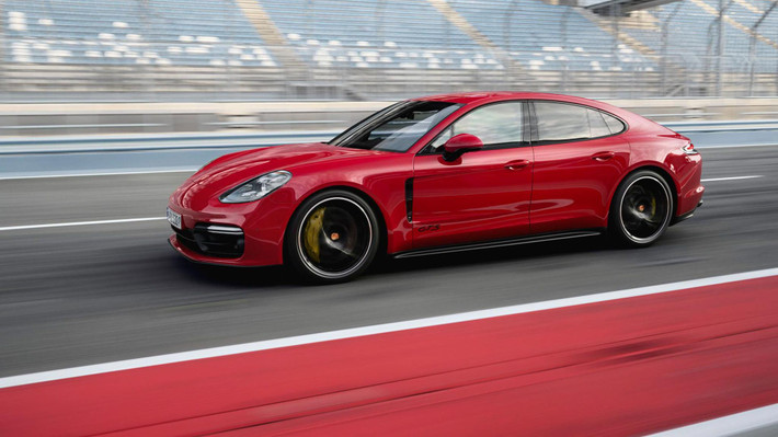 Các bộ giảm chấn thích ứng PASM (Porsche Adaptive Suspension Management) cũng bao gồm cả hệ thống treo khí nén tiêu chuẩn. Xe có các đĩa phanh lớn 390mm ở trước và 365mm ở sau đem lại hiệu suất phanh mạnh mẽ.