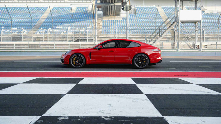 Như bất kỳ chiếc Porsche “GTS”, danh sách trang bị tiêu chuẩn và thiết lập khung sườn của xe được tối ưu cho trải nghiệm lái thể thao. Khung sườn của bản GTS được hạ thấp 10mm so với bản Panamera thường.