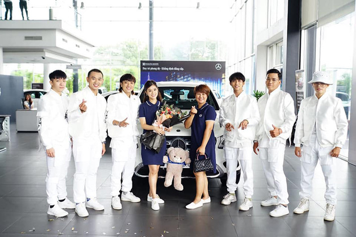 Khác với các đàn anh và đàn chị trước đó như ca sỹ Ưng Hoàng Phúc hay Phạm Quỳnh Anh đều chọn mua SUV hạng sang Mercedes-Benz GLC 250 4Matic, Hoàng Yến Chibi chỉ chọn phiên bản thấp hơn của dòng SUV hạng sang nhà Mercedes-Benz là mẫu GLC 200.
