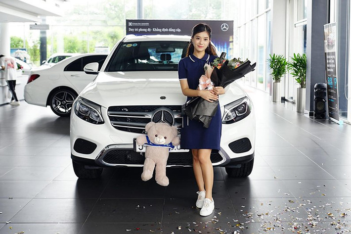 Nữ diễn viên và ca sĩ trẻ Hoàng Yến Chibi mới đây đã kỷ niệm 2 năm quay bộ phim "Tháng Năm Rực Rỡ" bằng cách tậu cho mình chiếc SUV hạng sang Mercedes-Benz GLC 200 mới rất cá tính và đang là lựa chọn hàng "hot" của giới showbiz Việt.