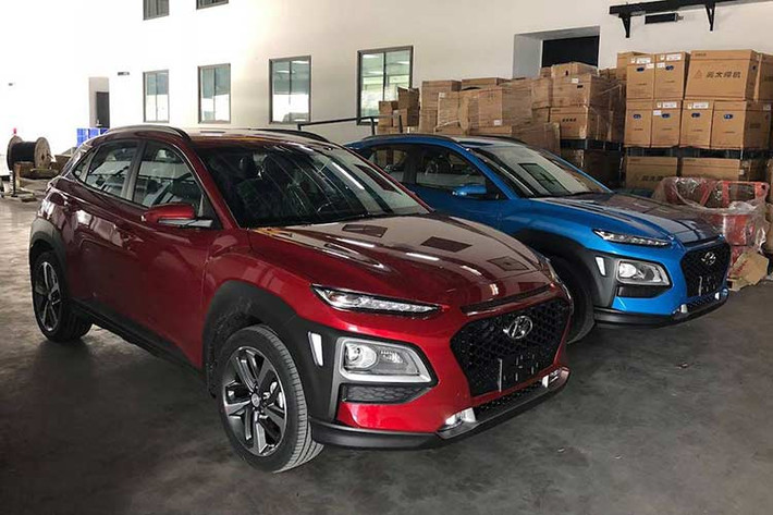 Đèn pha kép của Kona khá độc đáo với đèn LED sáng ban ngày nằm bên trên của đèn pha LED. Kiểu thiết kế các đèn tách biệt cũng nhằm tạo nên một dấu ấn nhận diện đặc trưng cho xe. Hyundai Kona 2018 mới có trục cơ sở 2.600mm và kích thước tổng thể (Dài x Rộng x Cao) tương ứng (4.165 x 1.800 x 1.550)mm.