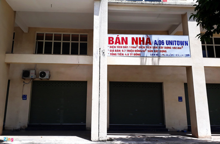 Tại dự án này và một số dãy nhà quanh khu vực, nhiều chủ nhân trưng bảng bán, giá mỗi căn đến gần 5 tỷ đồn