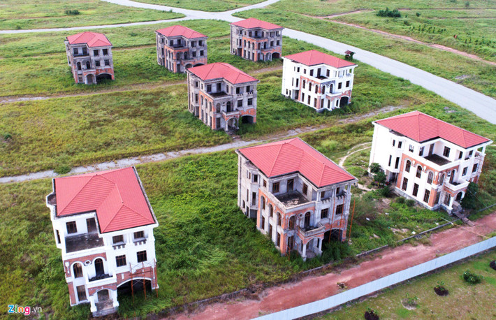 Những căn biệt thự trị giá nhiều tỷ đồng bị bỏ hoang nằm trơ trọi giữa các lô đất bên đường Lê Lai rộng 6 làn xe.
