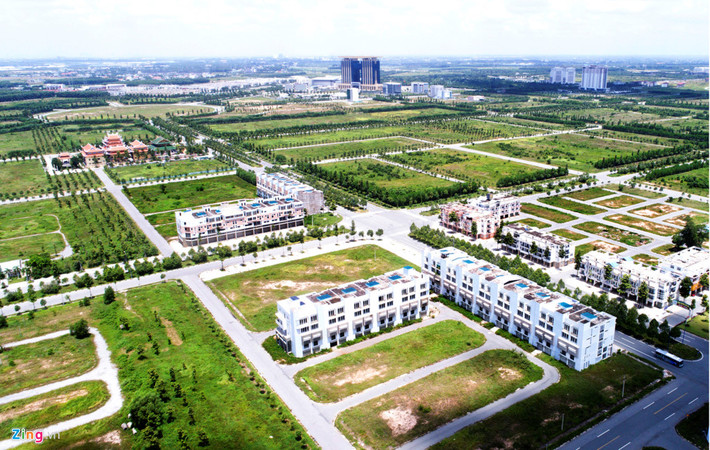 Nằm nổi bật giữa trung tâm thành phố là tòa nhà trung tâm hành chính tỉnh 21 tầng, cao 104 m, gồm hai tòa tháp và có bãi đáp trực thăng, tổng vốn đầu tư lên đến 1.400 tỷ đồng. Đây là nơi làm việc của gần 60 cơ quan, sở ngành tỉnh Bình Dương. Tuy nhiên, khu vực xung quanh công trình này hoang vắng với bạt ngàn ô đất đang bỏ hoang cùng hàng chục dự án nhà phố, biệt thự khang trang nhưng ít bóng người.