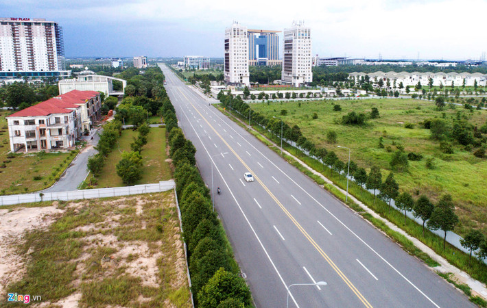 Hàng trăm tuyến đường có quy mô 2-10 làn xe rộng thênh thang, xây dựng khang trang nhưng lại vắng xe cộ qua lại. Thành phố mới thưa thớt sau nhiều năm xây dựng.