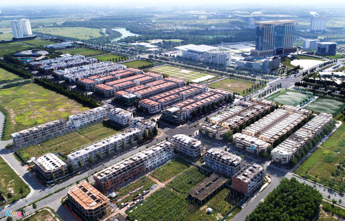 Những dãy nhà này được xây dựng rất bài bản thuộc dự án Rich Town với 234 căn có tổng diện tích sàn từ 400 đến hơn 600 m2 nằm cách tòa nhà hành chính tỉnh Bình Dương chỉ vài trăm mét.