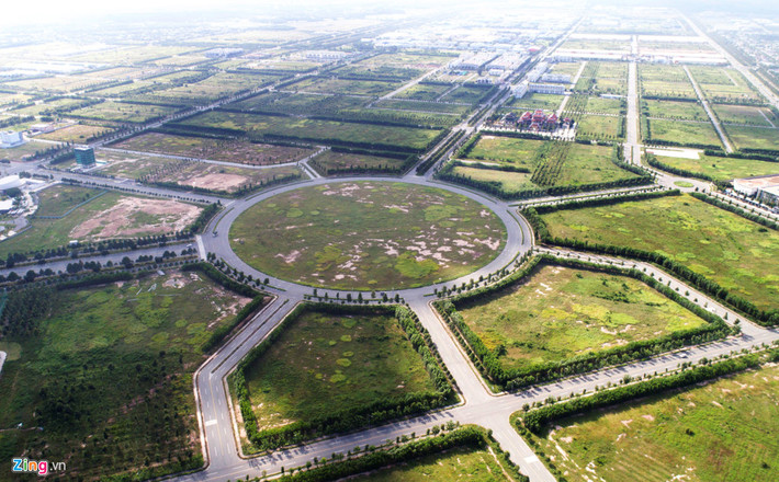 Cơ sở vật chất kỹ thuật cũng được đầu tư đồng bộ với hệ thống các cơ quan tài chính, chứng khoán, nhà hàng, khách sạn... Đặc biệt, hệ thống đường giao thông được quy hoạch, xây dựng hiện đại với những tuyến đường thẳng tắp tạo thành hàng trăm ô đất lớn mênh mông.