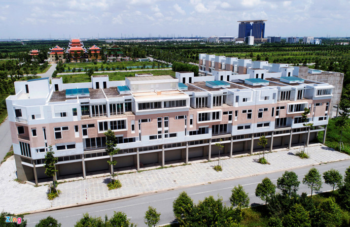Một số dự án cách tòa nhà hành chính khoảng 2-3 km như Prince Town (đối diện Đại học Quốc tế Miền Đông), hàng chục căn biệt thự sang trọng thuộc dự án Sunflower, Lakeview Villas, Green Pearl được giới thiệu là hòn ngọc xanh giữa trung tâm thành phố mới Bình Dương... hiện chủ yếu là những dày nhà trống không giữa lô đất rộng hàng nghìn mét vuông.