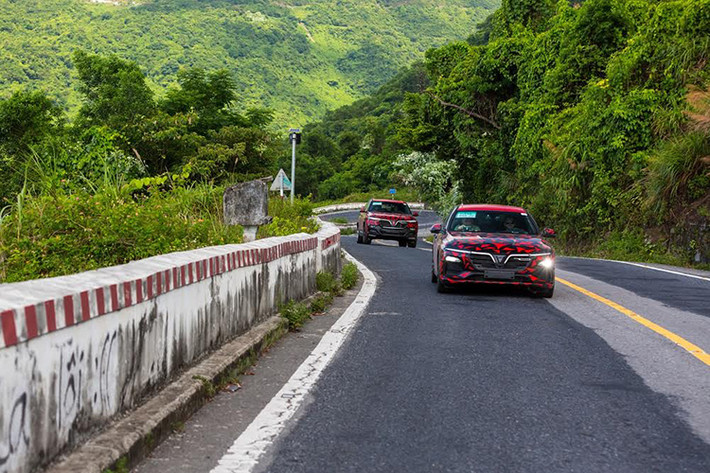 Từ Quảng Bình vào Hội An, động cơ được tinh chỉnh từ BMW của VinFast lần đầu được thử sức trên cung đường đèo dốc. “Động cơ 4 máy của VinFast nhỏ gọn hơn và lùi vào trong rất nhiều so với loại 6 máy, khiến chiếc xe linh hoạt hơn, phản hồi nhanh với các thao tác của người lái”, các chuyên gia lái thử cho biết.