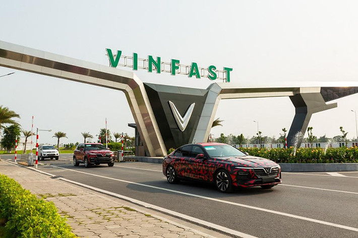 Xuất phát từ nhà máy VinFast tại Hải Phòng, hai chiếc xe VinFast Lux A2.0 và VinFast Lux SA2.0 được điều khiển bởi các chuyên gia đến từ Magna – đơn vị kiểm thử xe hàng đầu thế giới – và các chuyên gia đến từ VinFast. Cuộc chạy thử nghiệm có mục đích chính là kiểm tra và tinh chỉnh hệ thống điều hoà không khí (HVAC), độ bền cũng như các tính năng của xe trong nhiều điều kiện vận hành khác nhau.