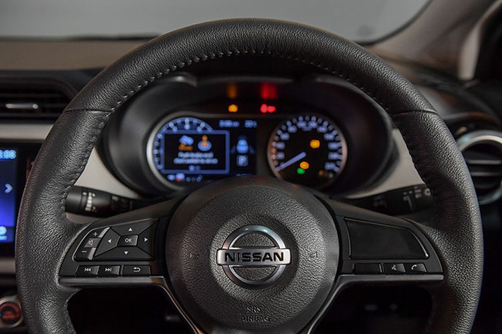Những trang bị nội thất đáng chú ý của Nissan Sunny 2020 tại thị trường Thái Lan bao gồm màn hình đa thông tin MID 7 inch trong bảng đồng hồ, điều hòa tự động đi kèm màn hình kỹ thuật số, ghế bọc nỉ màu đen-xám nhã nhặn, ghế lái chỉnh tay 6 hướng, ghế phụ lái chỉnh tay 4 hướng, ghế sau có 3 tựa đầu, hộc đựng đồ dưới bệ tì tay trung tâm hàng ghế trước, mở cửa không cần chìa khóa và nút bấm khởi động máy.