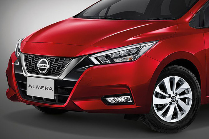 Mẫu xe sedan Nissan Sunny 2020 sở hữu thiết kế hoàn toàn mới, hiện đại, thể thao và sắc sảo hơn thế hệ cũ. Ngoại thất của mẫu sedan cỡ B này được thiết kế theo ý tưởng Emotional Geometry với lưới tản nhiệt V-Motion mạ crôm sáng bóng cùng cụm đèn pha LED, tích hợp dải đèn LED định vị ban ngày hình dấu tích ngược ấn tượng. Ngoài ra, xe còn có đèn sương mù LED nằm ngang trên cản trước.