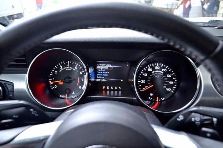 Trên phiên bản Ford Mustang GT 5.0, nó được các nhà thiết kế lấy cảm hứng từ máy bay, các tính năng hiện đại như: khả năng truy cập thông minh, SYNC, MyFord Touch, ứng dụng chỉ đường, đồng hồ MyColor và hệ thống âm thanh Sharer Pro mới… cũng được tích hợp trên xe.