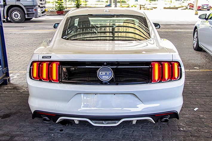 Trang bị an toàn trên Ford Mustang GT 5.0 phiên bản 2016 trong bài viết này cũng giống như phiên bản thường, nó sở hữu các thiết bị như 7 túi khí, đai an toàn 3 điểm dành cho các vị trí ngồi và LATCH cho trẻ em... Tại thị trường Việt Nam, xe có mức giá khoảng 3,9 tỷ đồng.