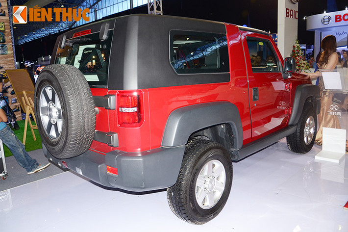 Xe được thiết kế với nóc xe, cửa xe và kính chắn gió có thể tháo rời tương tự Jeep Wrangler. Điểm nhấn ở đầu xe với tản nhiệt kiểu ô cửa sổ nhỏ, cản trước lớn và vuông vức thích hợp lắp tời kéo