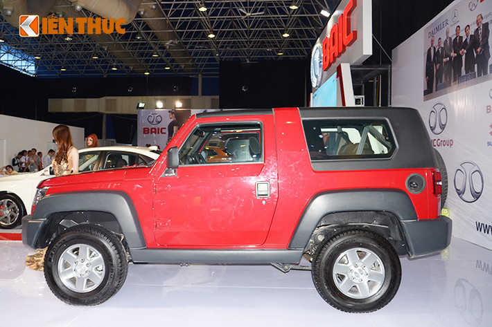 BAIC X424 sở hữu thiết kế bên ngoài mang nhiều nét gợi nhớ đến dòng xe đình đám Jeep Wrangler huyền thoại của hãng xe Mỹ, với kiểu dáng thiết kế vuông vức từ ca-pô cho đến kiểu nóc và cửa sau mở hai lớp.