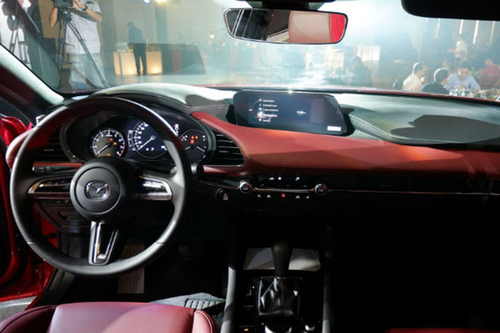 Bên trong Mazda3 2019 xuất hiện màn hình thông tin giải trí 8,8 inch nằm độc lập trên mặt táp-lô, cụm điều khiển trung tâm và nút chỉnh điều hòa cải tiến. Những chi tiết này mang đến không gian nội thất quen mà lạ cho Mazda3 thế hệ mới.
