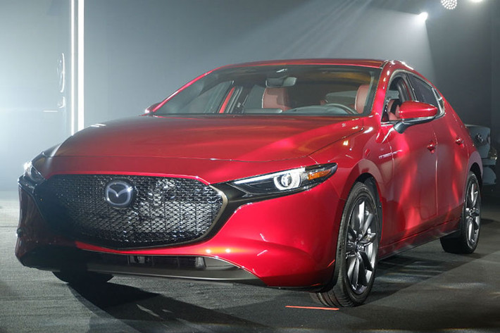 Mẫu xe Mazda3 2019 mới đã lần đầu tiên đặt chân đến Đông Nam Á trong triển lãm Singapore Motor Show 2019 diễn ra vào hồi tháng 1 đầu năm nay. Sau 2 tháng, mẫu xe cỡ C này tiếp tục được giới thiệu với khách hàng Đông Nam Á, cụ thể là thị trường Philippines.