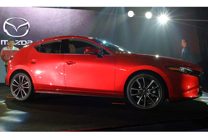 Bước sang thế hệ mới, Mazda3 phiên bản 2019 sở hữu kích thước lớn hơn thế hệ cũ. Cụ thể, xe có chiều dài 4.662 mm (tăng 82 mm), rộng 1.797 mm (tăng 2 mm), cao 1.445 mm (tăng 5 mm) và chiều dài cơ sở 2.725 mm (tăng 25 mm).