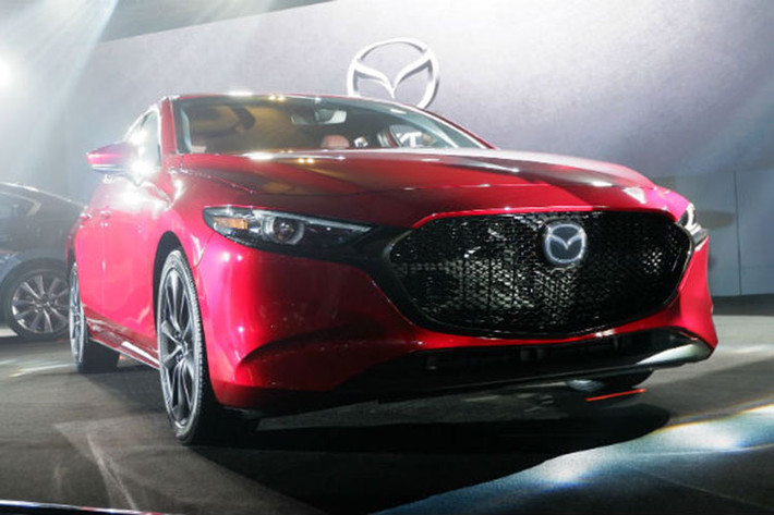 Cuối cùng cũng là động cơ được mong chờ nhất là máy xăng SkyActiv-X 4 xi-lanh, dung tích 2.0 lít, tạo ra công suất tối đa 181 mã lực. Giá xe Mazda3 2019 và thời điểm mẫu xe này được tung ra thị trường Philippines vẫn chưa công bố. Mazda3 2019 tại Việt Nam chưa công bố ngày ra mắt, nhưng đã được các đại lý hé lộ giá bán từ 669 triệu đồng.