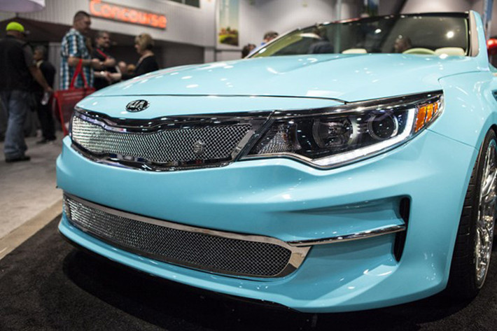 Để giữ sự rắn chắc cho thân vỏ sau khi phần mui đã bị gọt bỏ, Kia A1A Optima được bổ sung ống thép gia cố tích hợp. Bên trong A1A Optima mui trần độc nhất vô nhị này còn có hệ thống treo lò xo cuộn Ksport giúp hạ thấp chiều cao gầm.