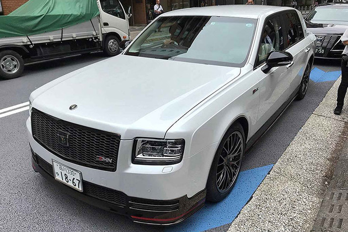 Mẫu xe sang Toyota Century ra đời từ năm 1967 - đây là dòng sedan đầu bảng của thương hiệu xe hơi đình đám Nhật Bản. Century 2018 thế hệ thứ 3 sở hữu một thân hình to lớn với thiết kế hình dáng hộp đặc trưng của xứ sở mặt trời mọc, mang một nét quyến rũ rất riêng.