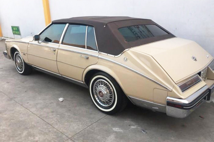 Thời điểm xe sang Cadillac Seville ra đời là thời điểm mà hầu hết những chiếc xe trên thị trường đều đi theo một xu hướng thiết kế chung với khuôn xe dạng hình hộp. Xe có kích thước dài x rộng x cao lần lượt (5202 x 1801 x 1379)mm, chiều dài cơ sở 2.900 mm, trọng lượng 1.980 kg.