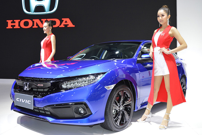 Trong khi đó, các trang bị an toàn tiêu chuẩn của Honda Civic 2019 là cân bằng điện tử, chống bó cứng phanh ABS, phân phối lực phanh điện tử EBD, cảnh báo dừng khẩn cấp, camera lùi và 4 túi khí. Số lượng túi khí ở 2 bản 1.8 EL và 1.5 Turbo RS là 6. Ngoài ra, 2 bản này còn có hệ thống Honda LaneWatch hỗ trợ gương chiếu hậu ngoại thất.