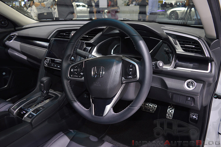 Bên trong Civic 2019 không có thay đổi nhiều về thiết kế mà chỉ nâng cấp về trang bị. Ở bản 1.8 E tiêu chuẩn, Honda Civic 2019 ở Thái Lan chỉ có màn hình 5 inch phục vụ hệ thống thông tin giải trí và hệ thống âm thanh 6 loa. Trong khi đó, 3 bản còn lại đều dùng màn hình cảm ứng 7 inch.