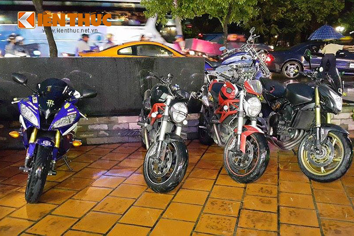Bộ đôi Ducati Monster, Yamaha, Honda xuất hiện tại buổi sinh nhật.