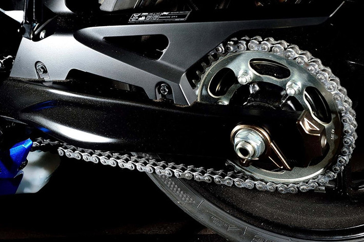 Vành xe là loại vành đúc kích thước 17 inch, hệ thống phanh trước gồm đĩa đôi đi kèm hệ thống chống bó cứng phanh ABS trước và sau, trong khi đó đĩa phanh sau là đĩa đơn có kích thước nhỏ hơn. Bảng đồng hồ của xe là màn hình kỹ thuật số hoàn toàn.
