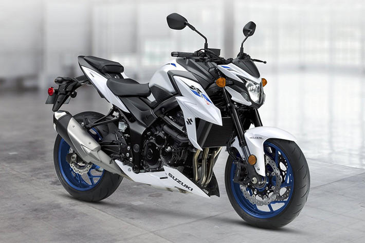 Thương hiệu Suzuki vừa chính thức ra mắt phiên bản 2019 cho mẫu nake-bike tầm trung - Suzuki GSX-S750 2019 mới với màu sắc và tem xe mới. Đáng tiếc là xe không được nâng cấp hệ thống chiếu sáng LED như kỳ vọng.