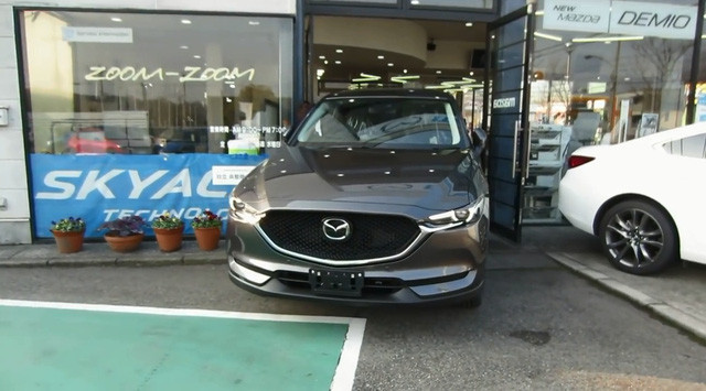 Vào hồi giữa tháng 12/2016 vừa qua, hãng xe Mazda đã chính thức tung mẫu crossover cỡ nhỏ Mazda CX-5 2017 thế hệ mới với người tiêu dùng Nhật Bản. Đến nay, những chiếc Mazda CX-5 thế hệ mới đã bắt đầu được đưa đến các đại lý tại đây.